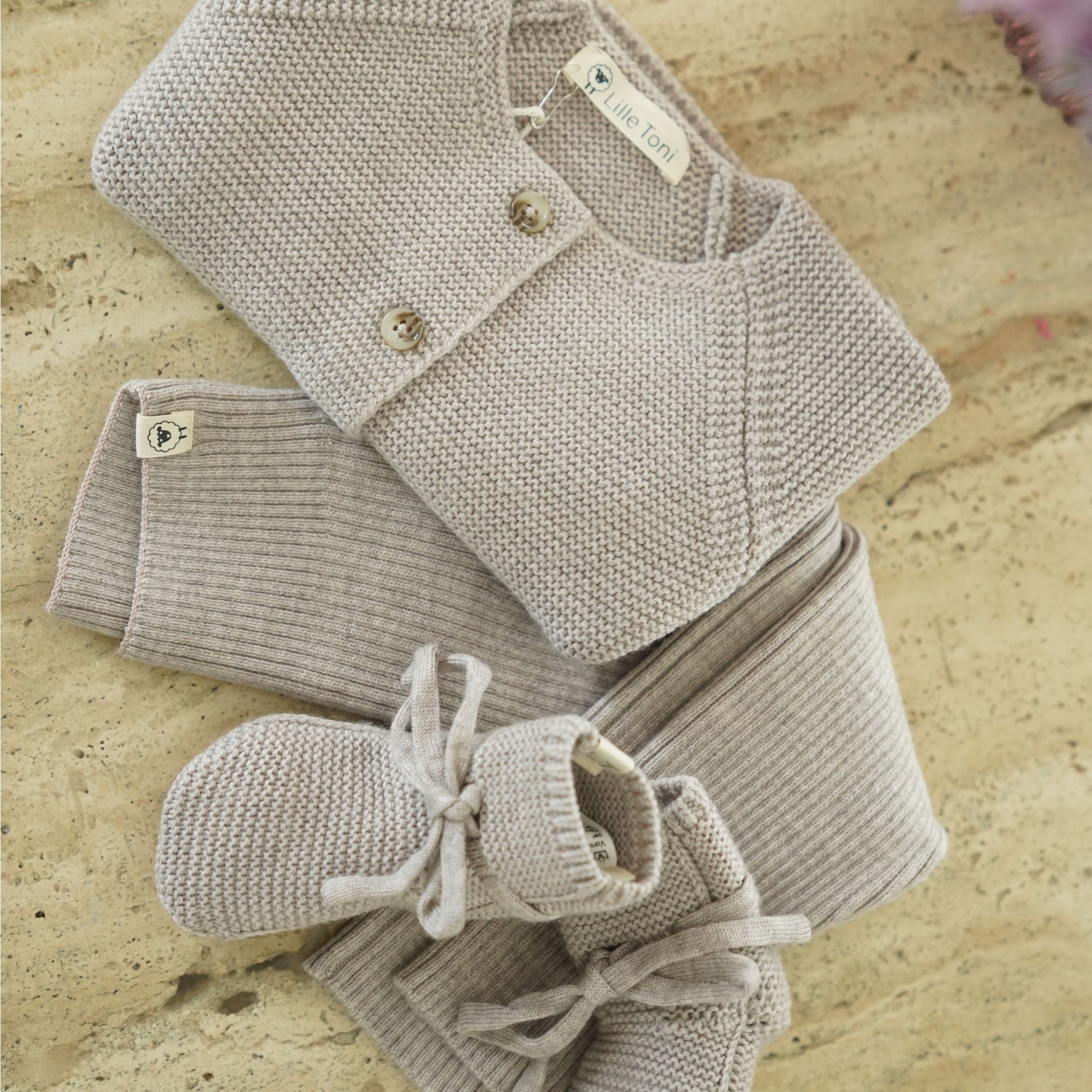 Baby Erstausstattung Set in camel melange, Cardigan, Leggings, Schuhe gratis Geschenkkarton