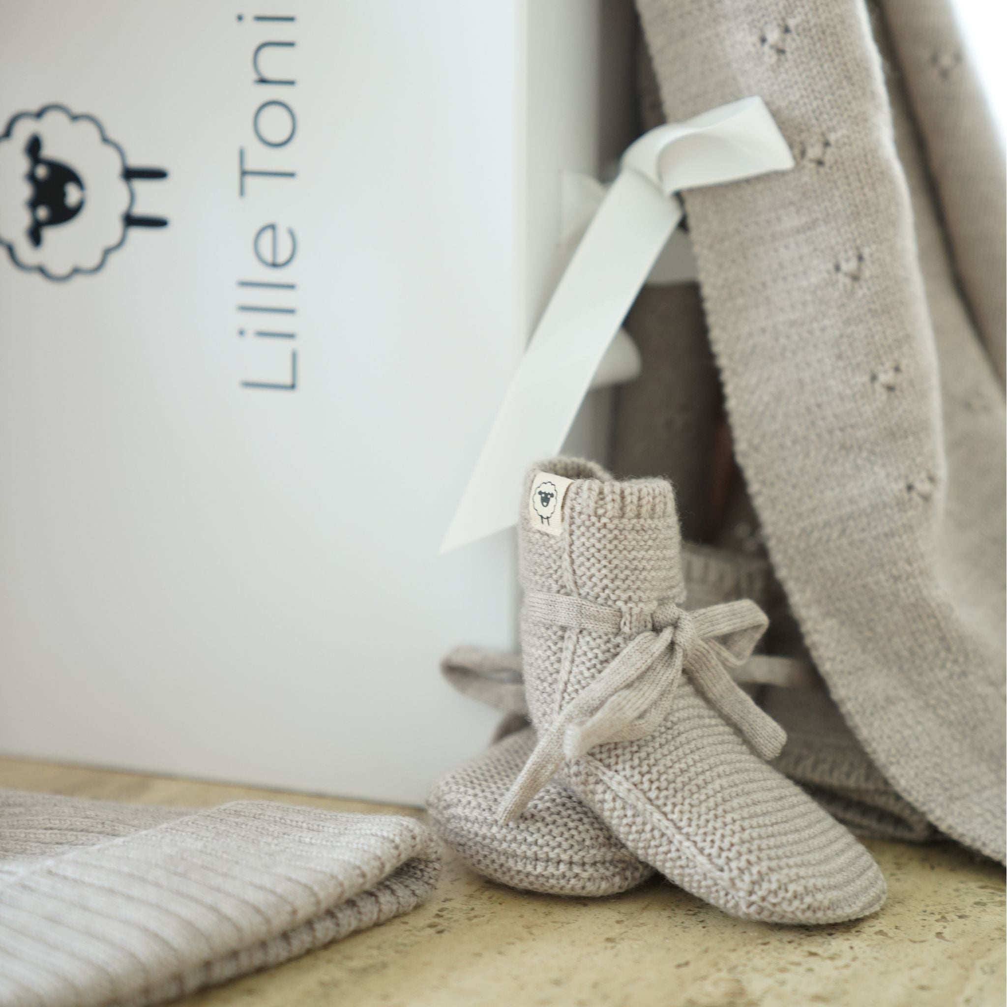 Geschenkset aus Decke "Ida", Mütze "Emma" & Schuhe "Toni" in camel melange