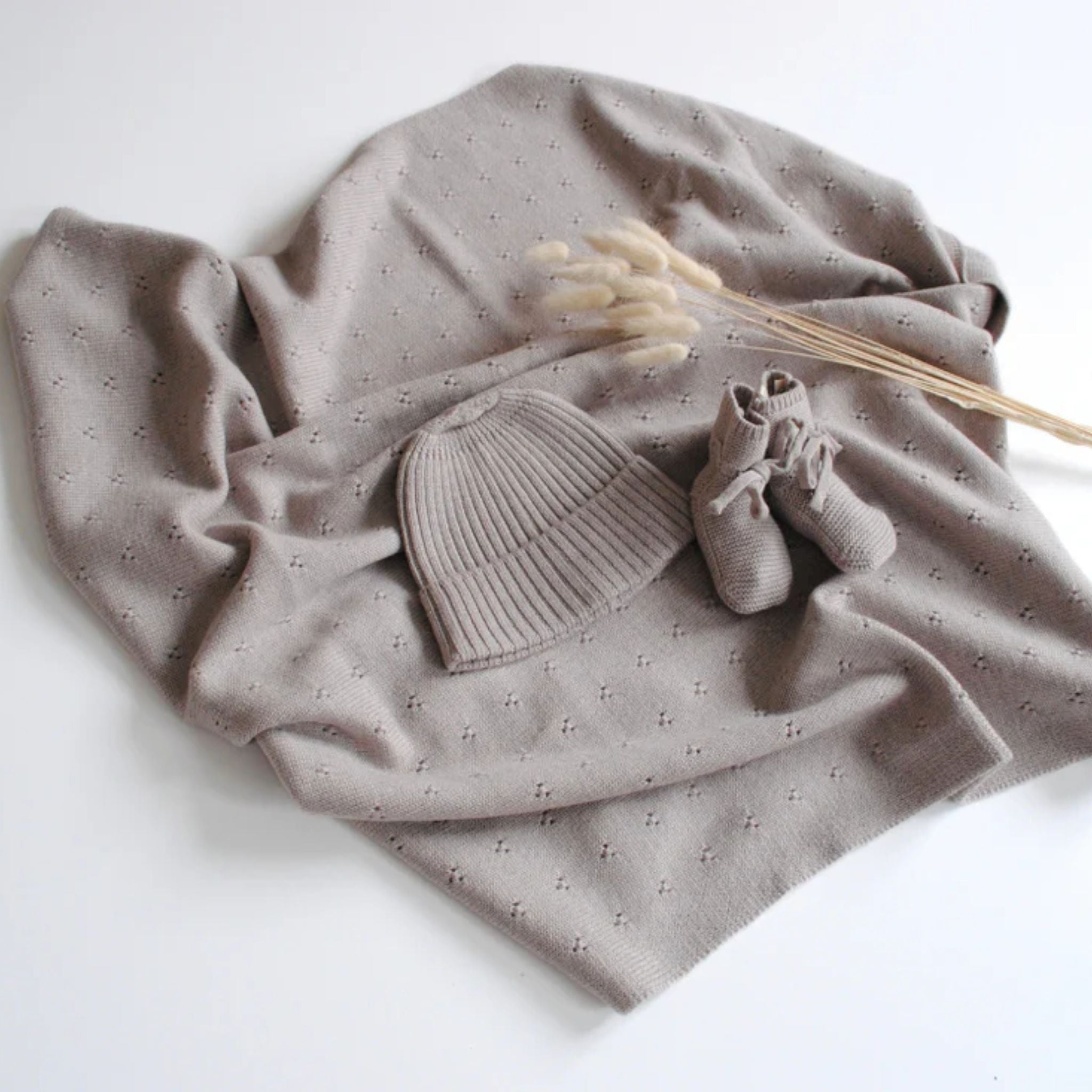 Geschenkset aus Decke "Ida", Mütze "Emma" & Schuhe "Toni" in camel melange
