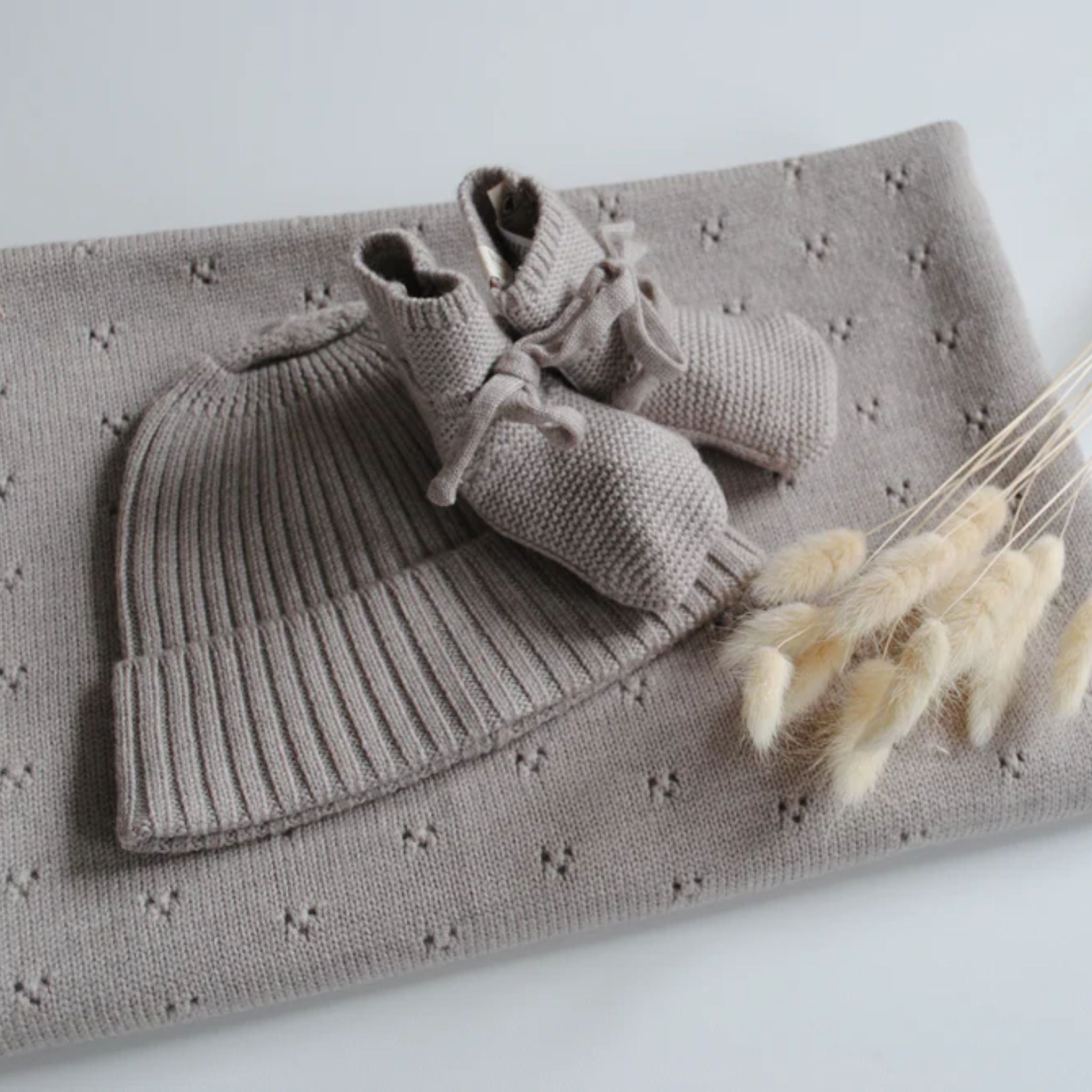 Geschenkset aus Decke "Ida", Mütze "Emma" & Schuhe "Toni" in camel melange
