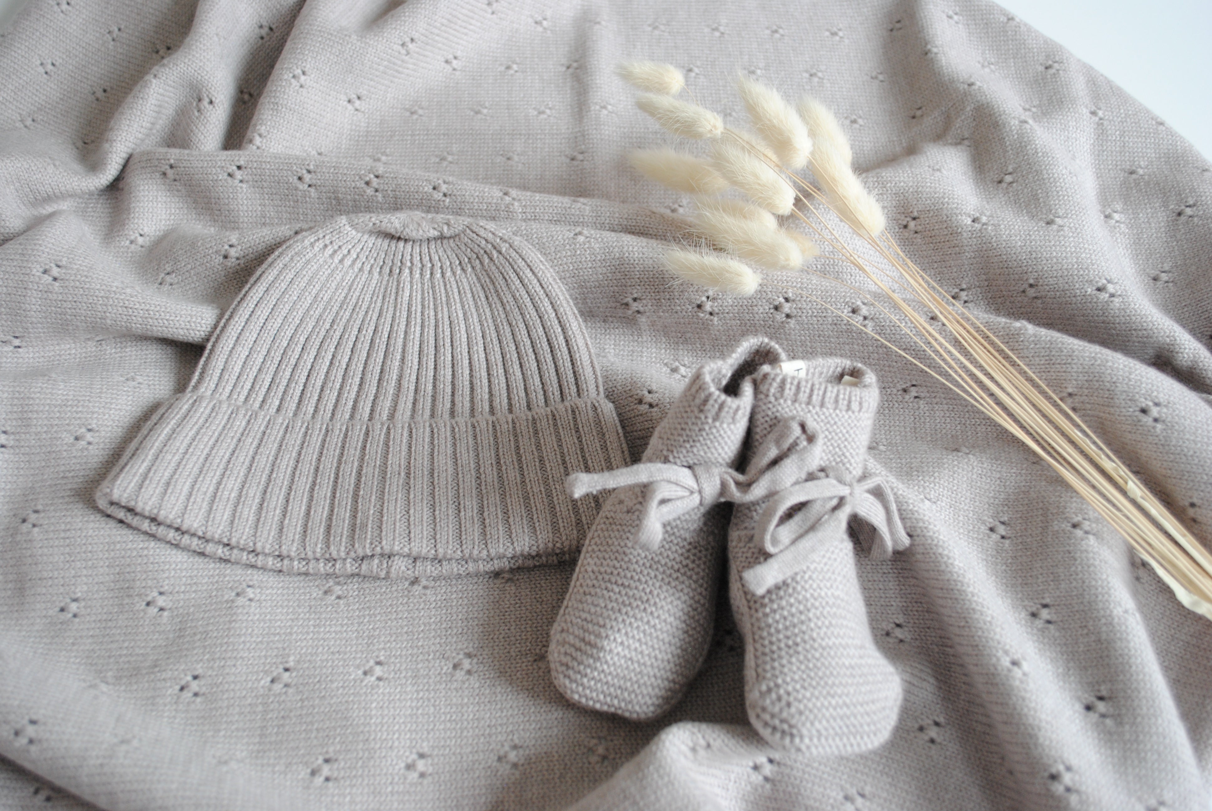 Gift set consisting of blanket "Ida", hat "Emma" & shoes "Toni" in gray melange