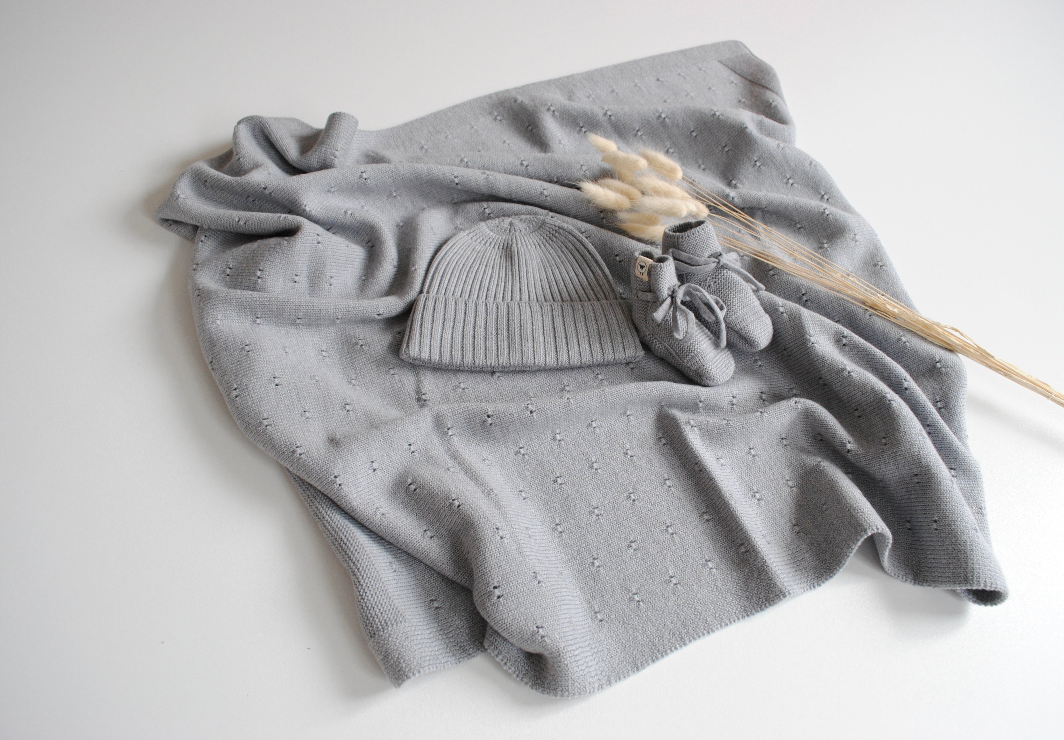 Gift set consisting of blanket "Ida", hat "Emma" & shoes "Toni" in gray melange
