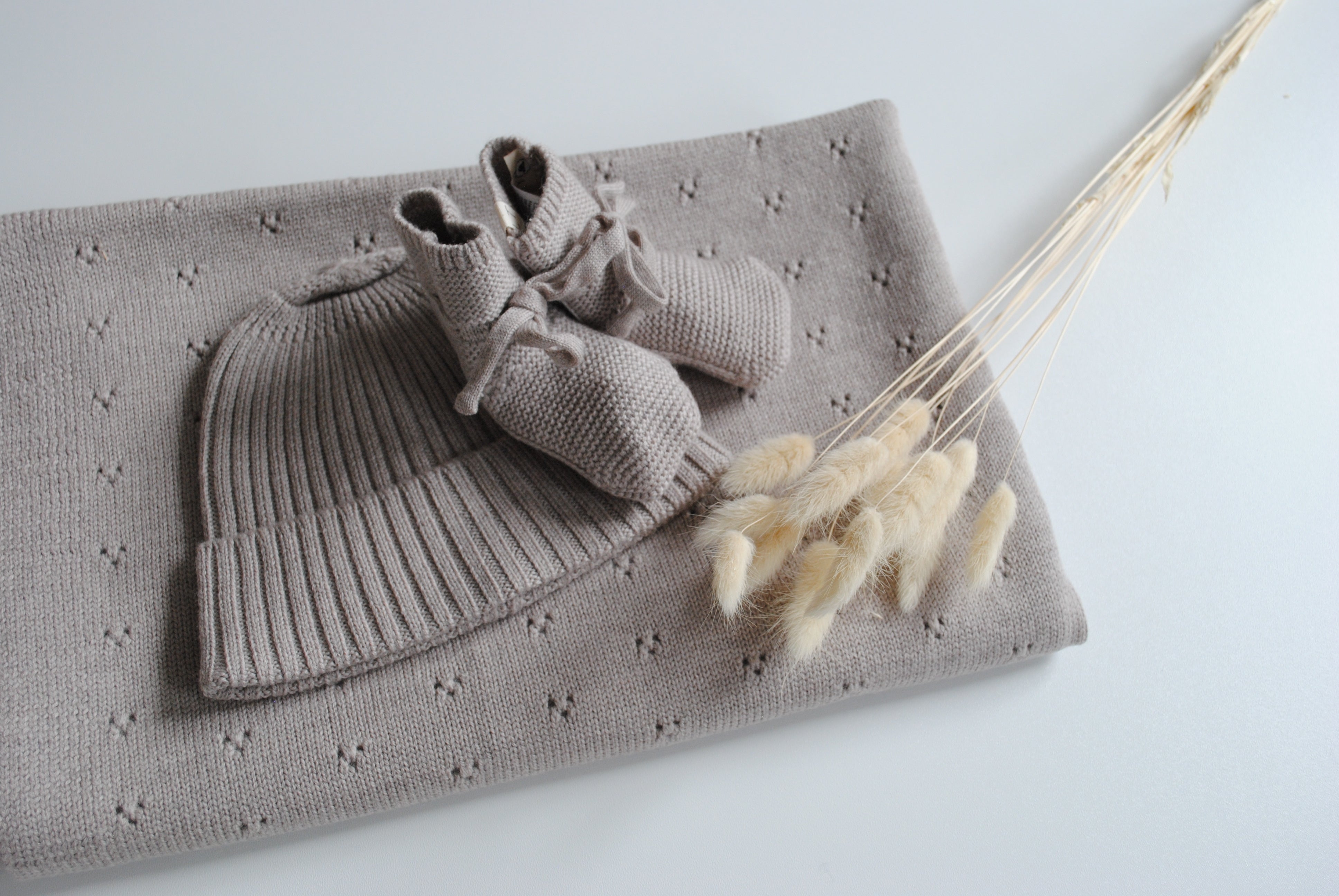 Gift set consisting of "Ida" blanket, "Emma" hat & "Toni" shoes in camel melange