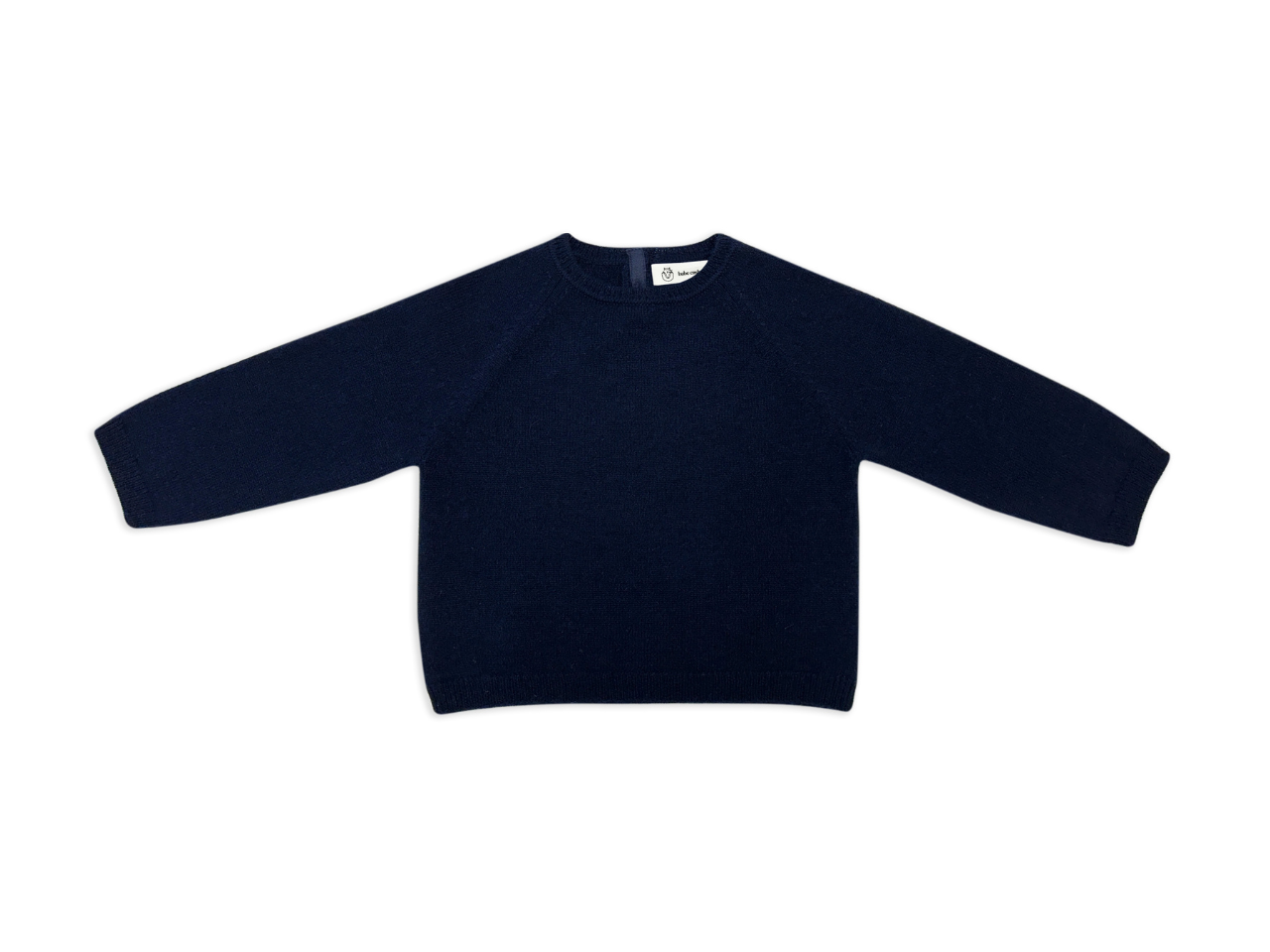 Unser kuschelweicher Pullover Pippa ist aus 100% feinstem Cashmere gestrickt. Der lockere Schnitt gibt dem Pullover einen lässigen Look, wirkt aber nicht zu oversized. Die kleine Knopfleiste auf der Rückseite erleichtert das An- und Ausziehen.