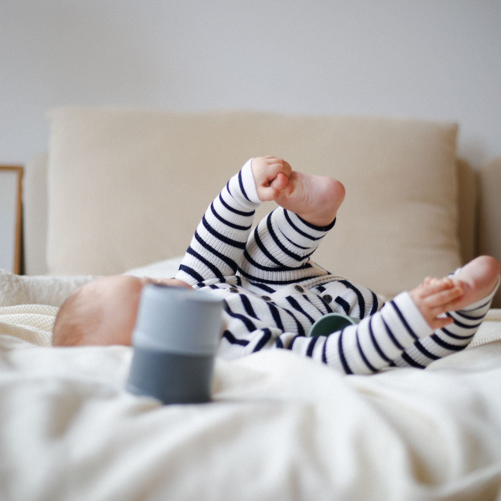 Geschenkset aus Strampler "Thea" und Mütze "Lotte" in marine