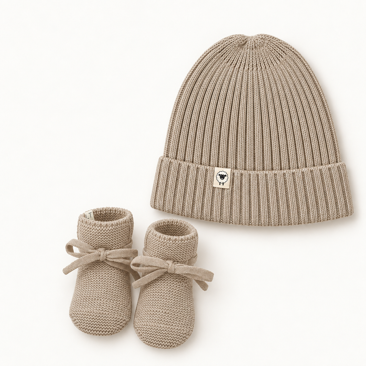Geschenkset Mütze Emma und Babyschuhe Toni in new sand – Lille Toni