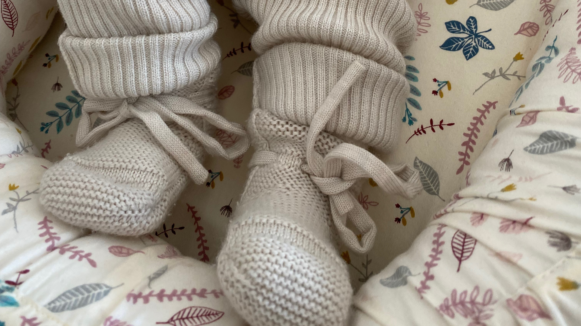 Booties aus Merinowolle für Babys mit Schleife