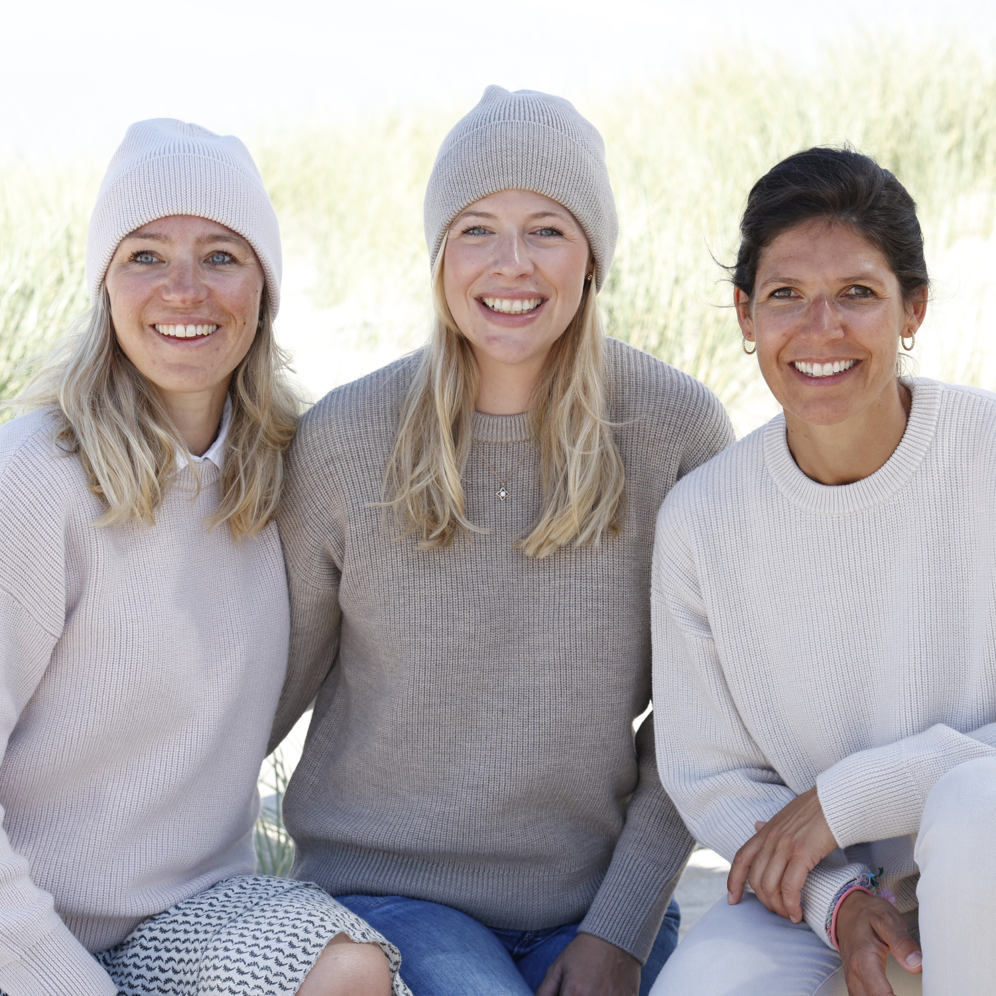 Geschenkset aus Damenpullover "Meike" und Kinderpullover "Paul" in new sand