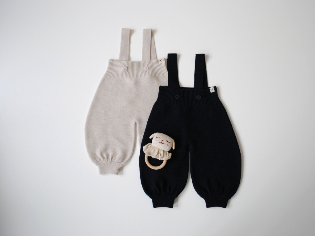 Babylatzhosen in marine und creme