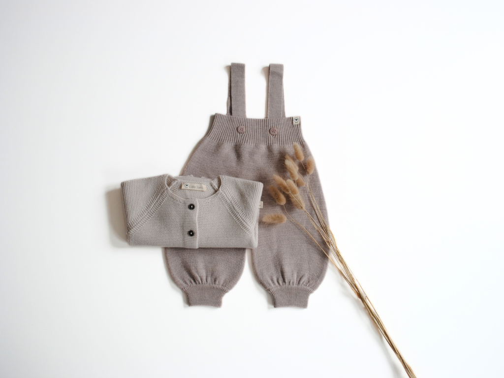 Babylatzhose in camel melange mit passendem Cardigan aus Merinowolle