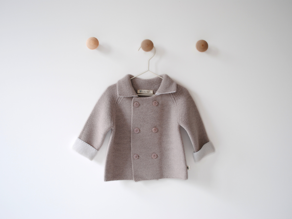 Babycardigan mit doppelreihiger Knopfleiste in camel melange aus Merinowolle