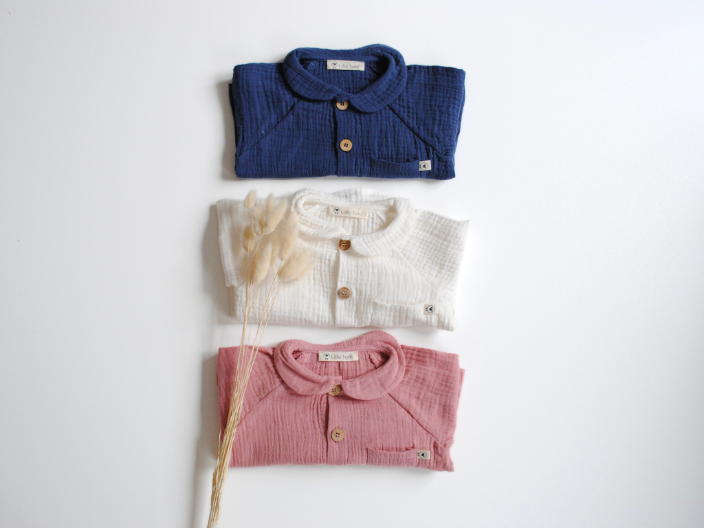 Babyblusen in offwhite, blau und rose aus Musselin