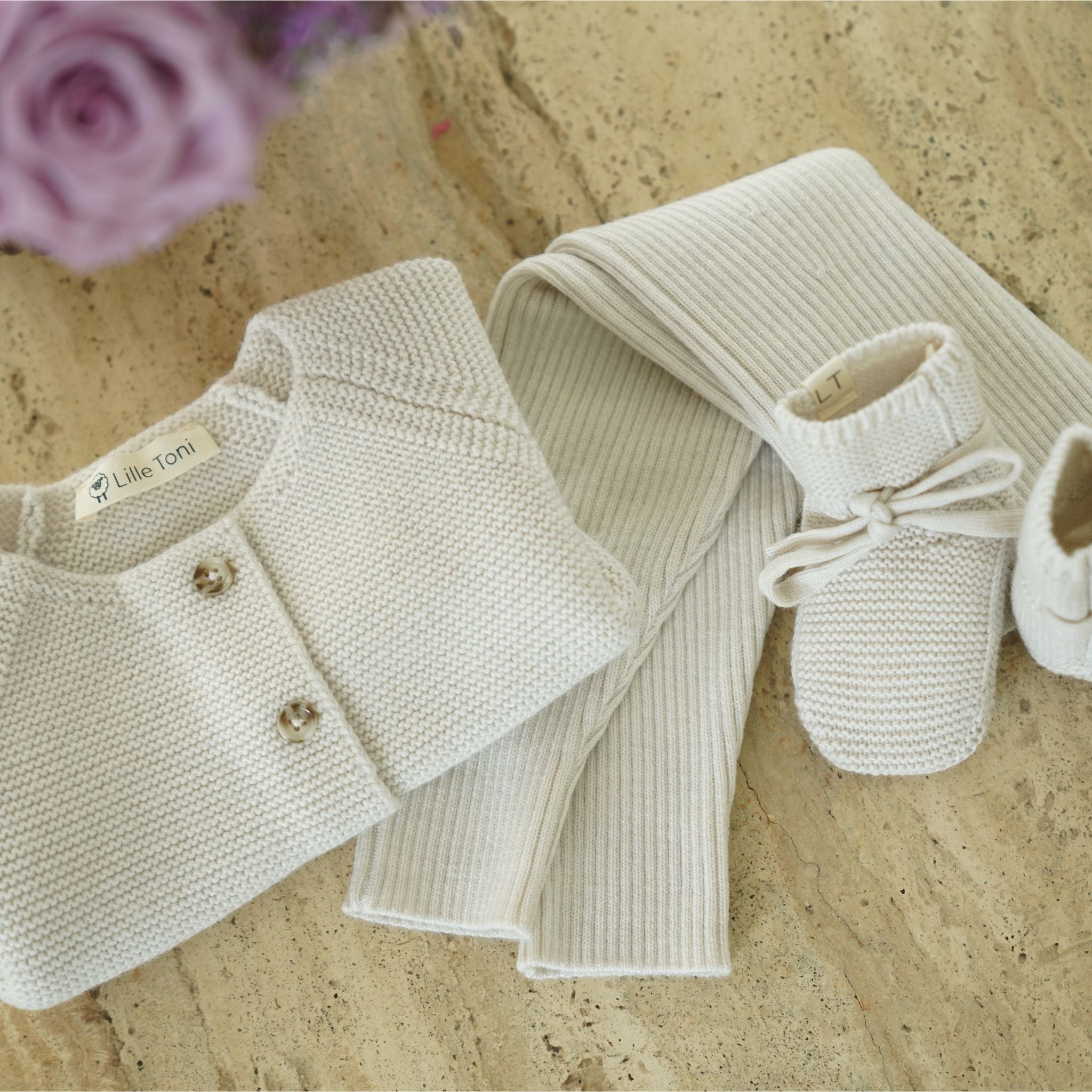 Baby Erstausstattung Set in creme: Cardigan, Leggings, Schuhe gratis Geschenkkarton