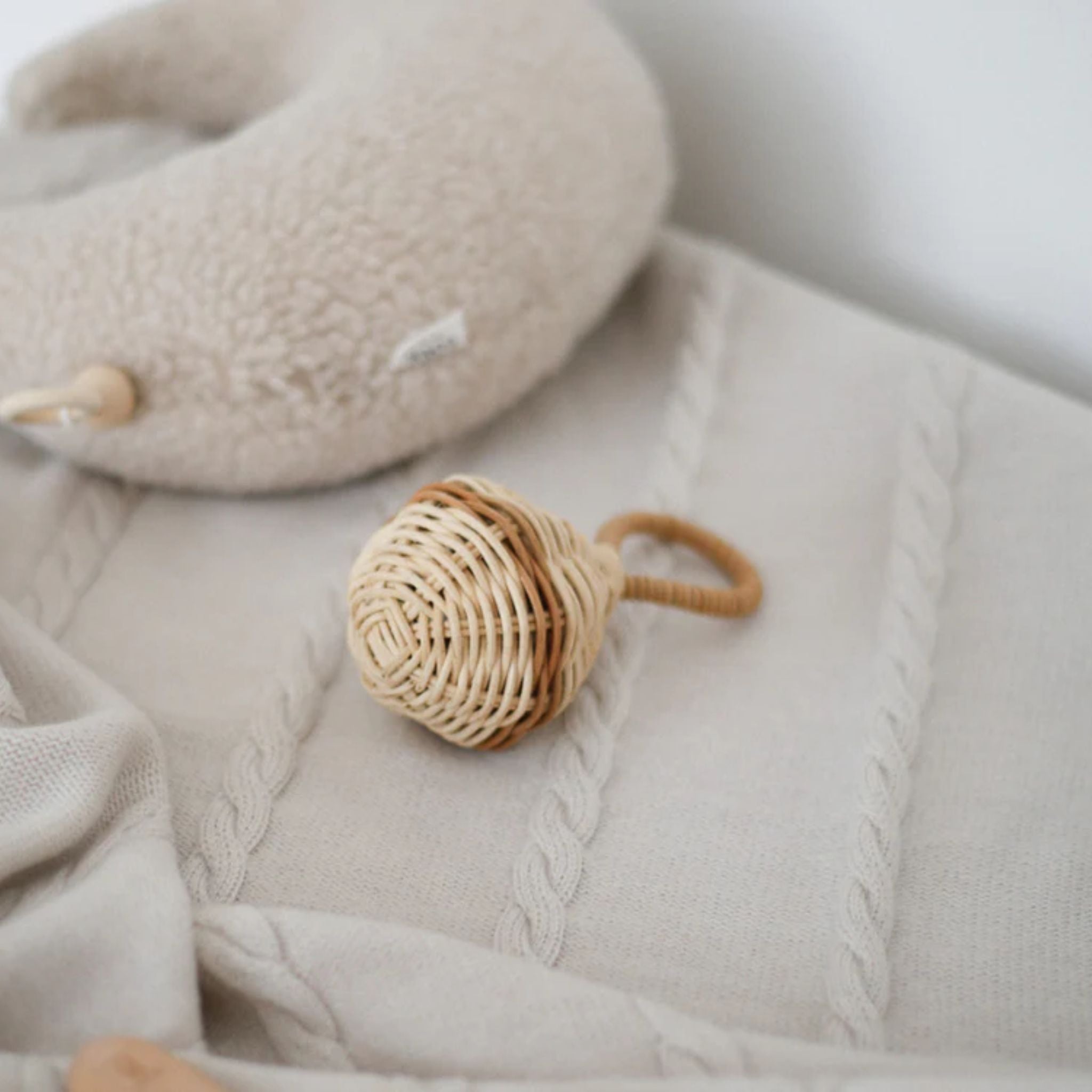 Kuscheldecke "Svea" mit Zopfmuster in creme