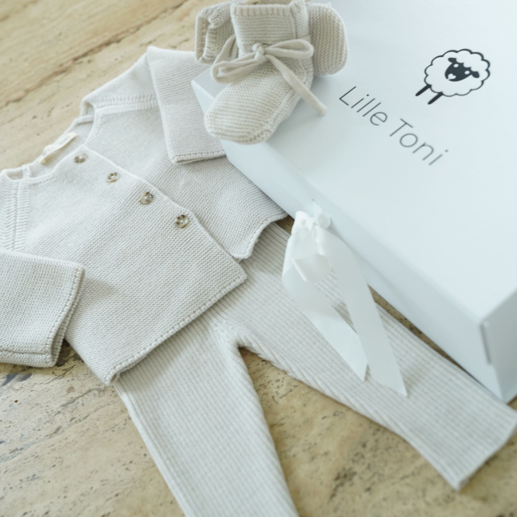 Baby Erstausstattung Set in creme: Cardigan, Leggings, Schuhe gratis Geschenkkarton