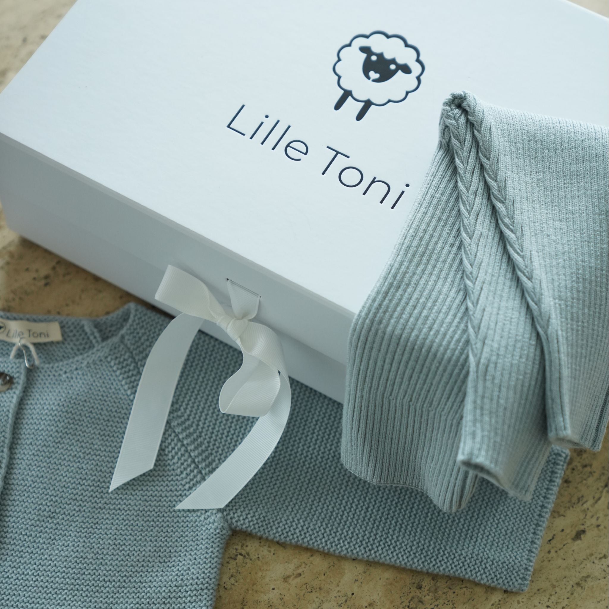 Geschenkset aus Cardigan "Emil" & Leggings "Finn" in dusty sage