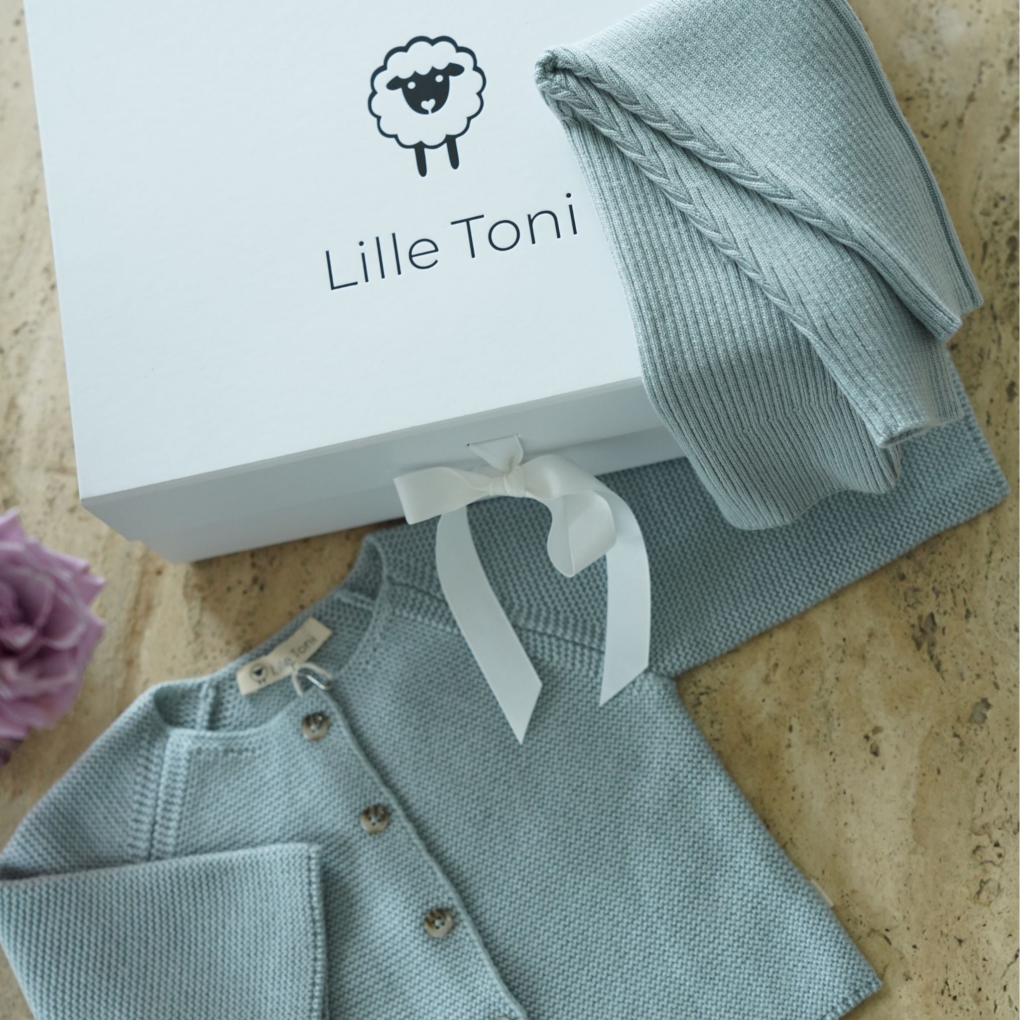 Geschenkset aus Cardigan "Emil" & Leggings "Finn" in dusty sage