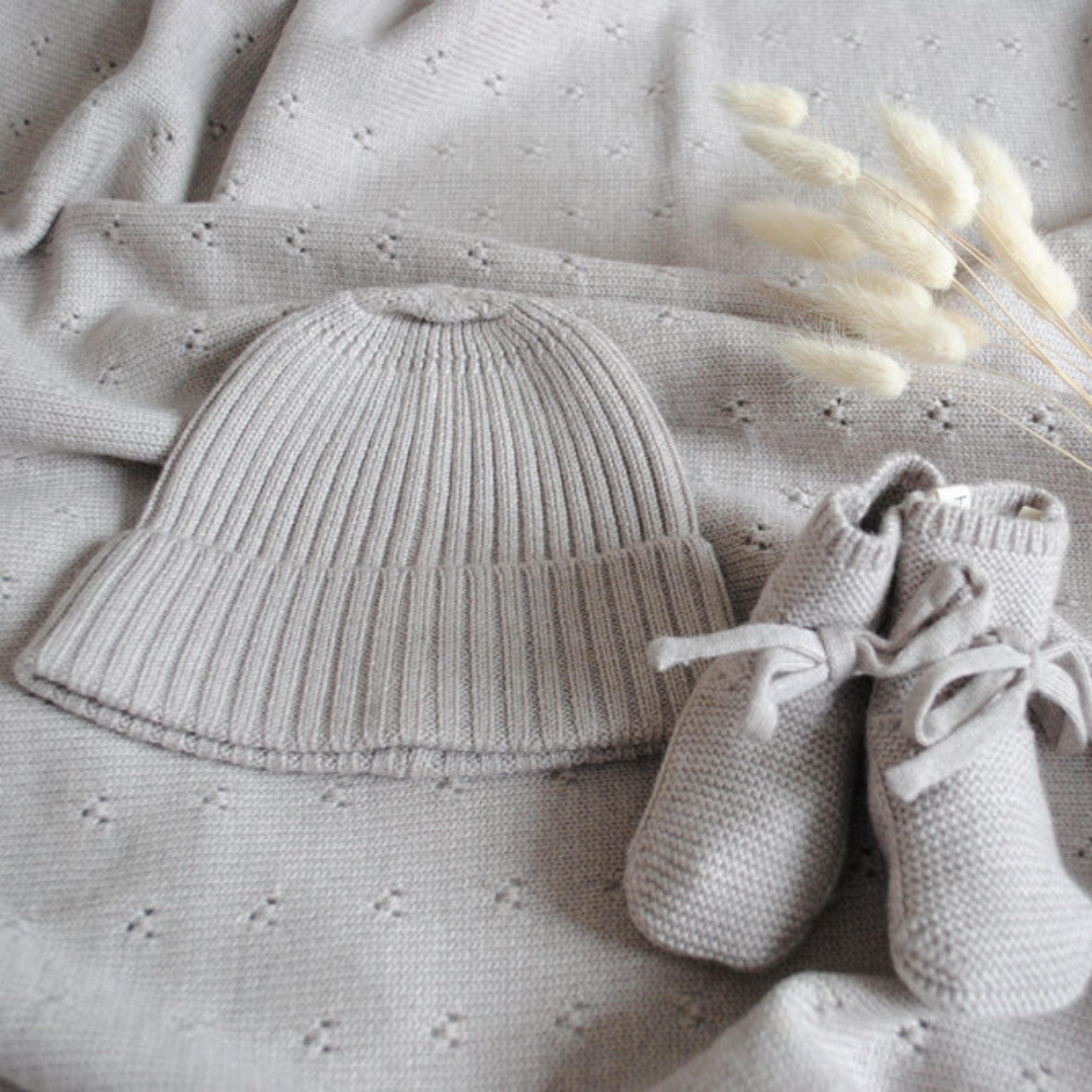 Geschenkset aus Decke "Ida", Mütze "Emma" & Schuhe "Toni" in grau melange