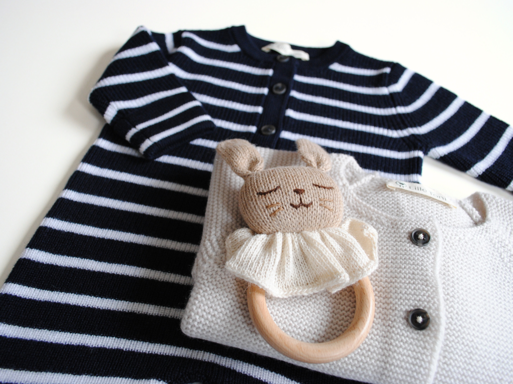 Babyrassel Hase mit Strampler und Cardigan aus feiner Merinowolle