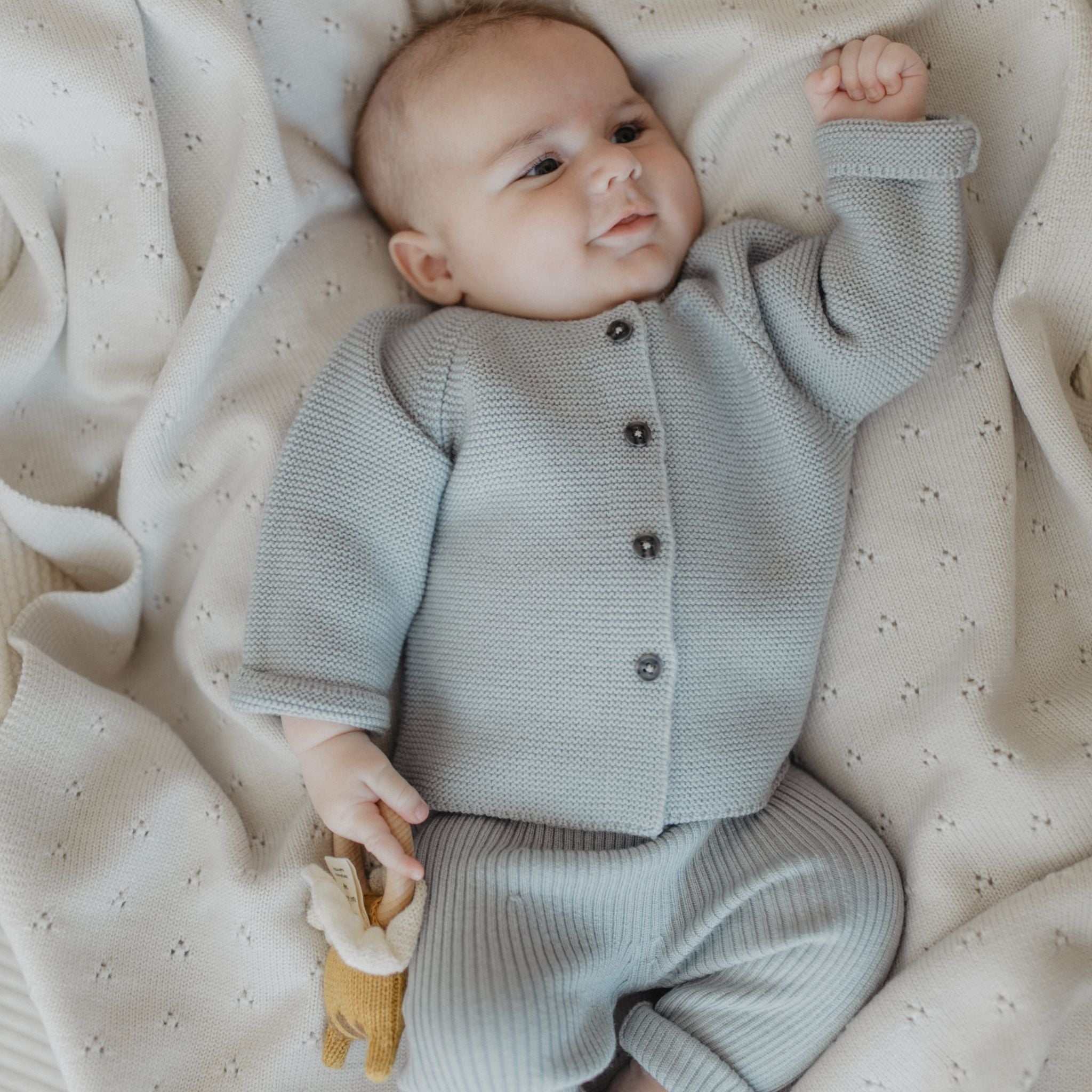 Geschenkset aus Cardigan "Emil" & Leggings "Finn" in dusty sage