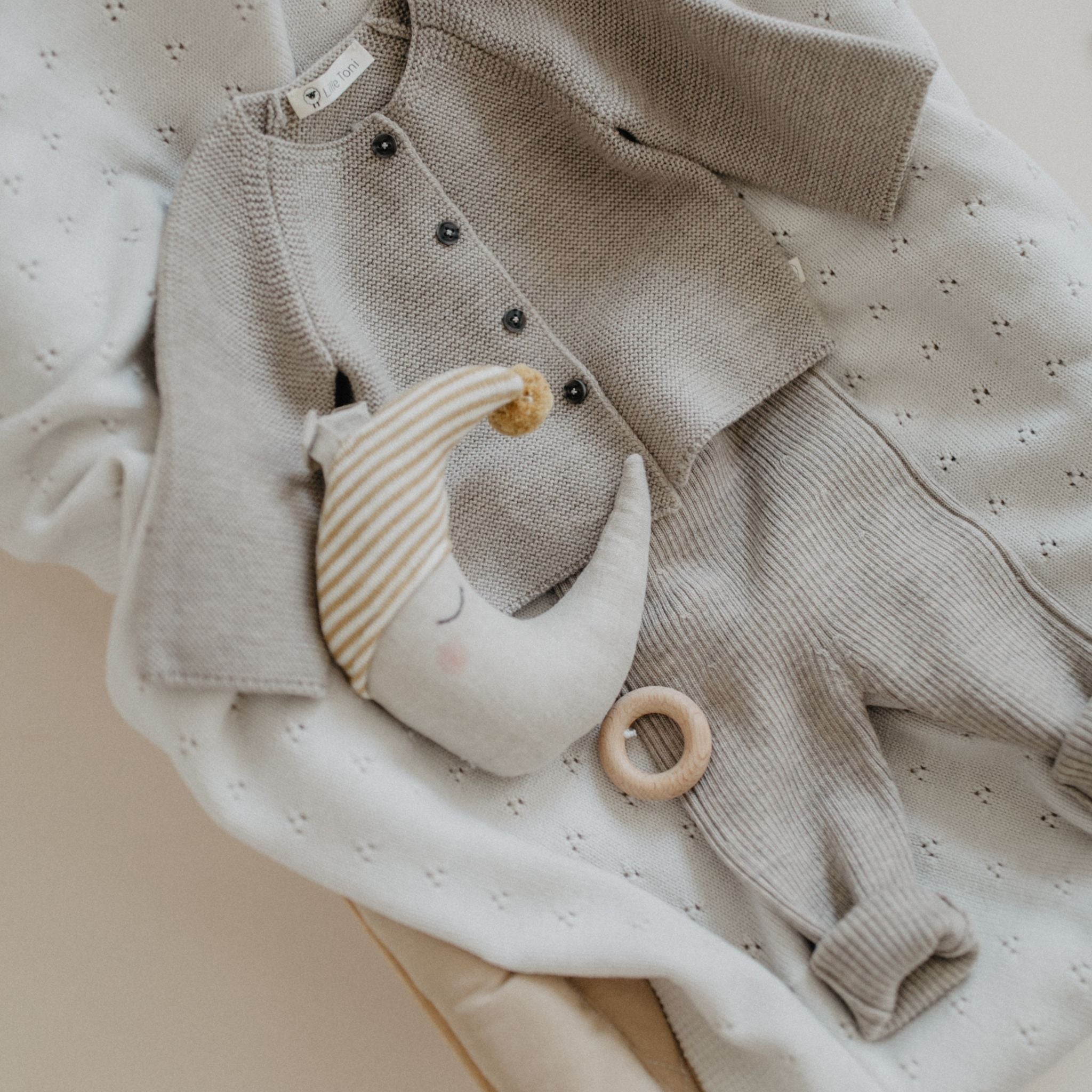 Geschenkset aus Cardigan "Emil" & Leggings "Finn" in new sand