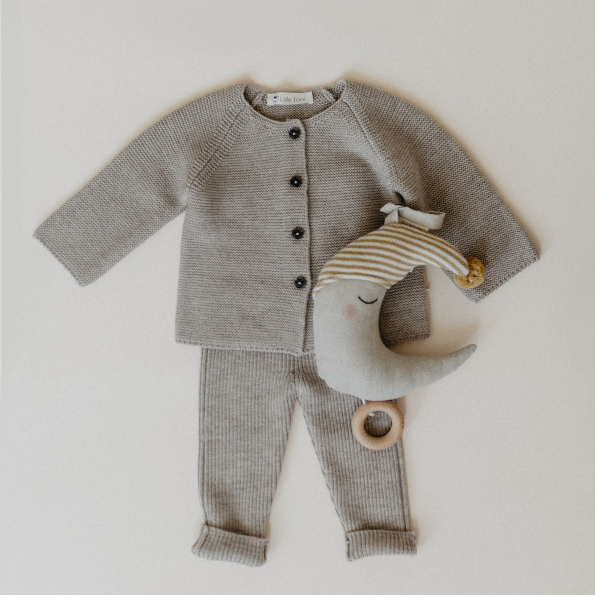 Geschenkset aus Cardigan "Emil" & Leggings "Finn" in new sand