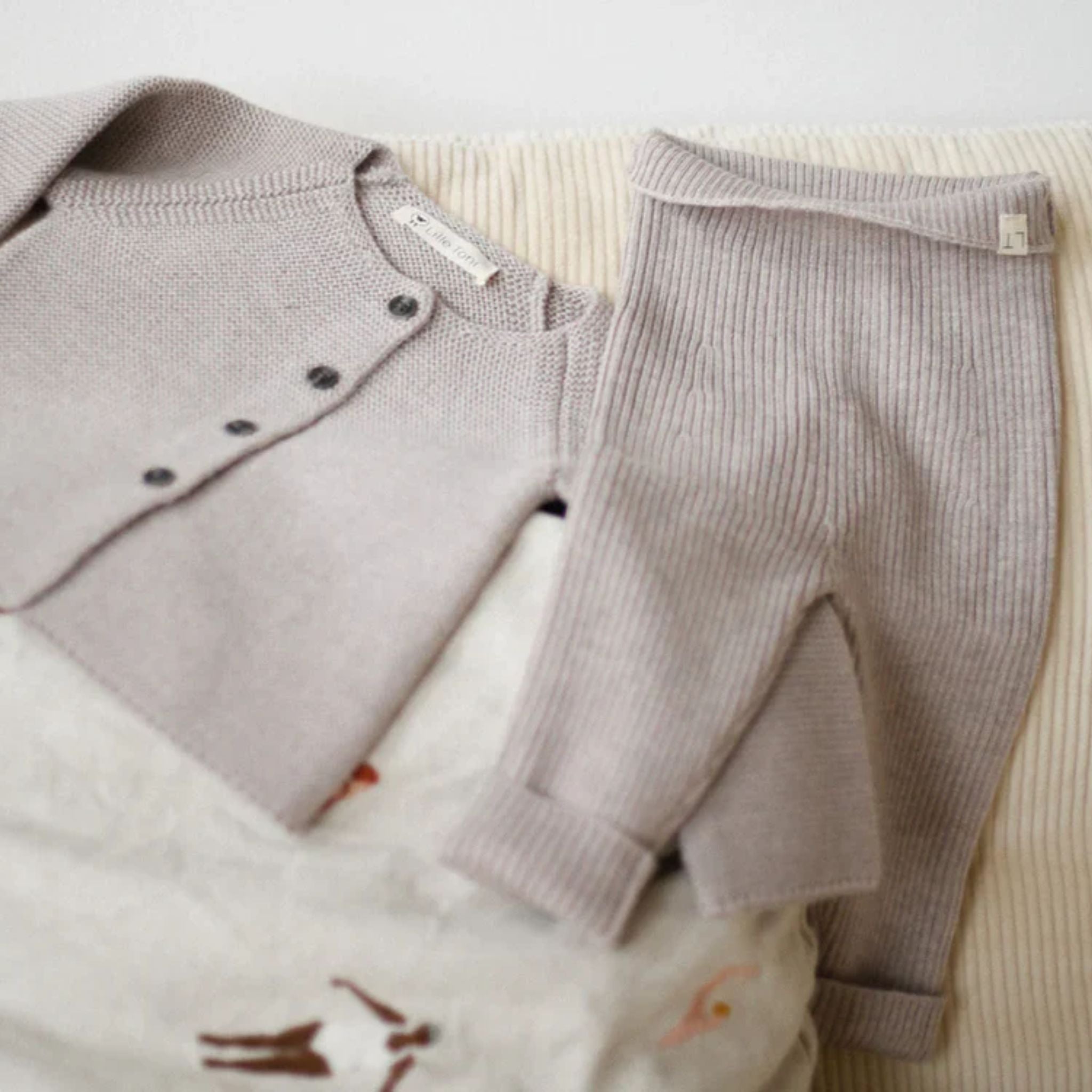Geschenkset aus Cardigan "Emil" & Leggings "Finn" in camel melange