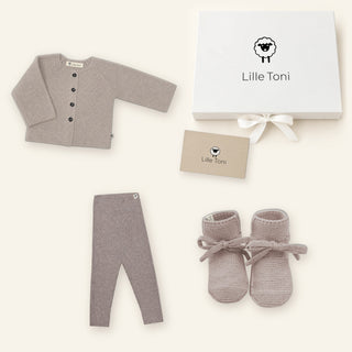 Geschenkset aus Cardigan Emil, Leggings Finn & Babyschuhen Toni in camel melange
