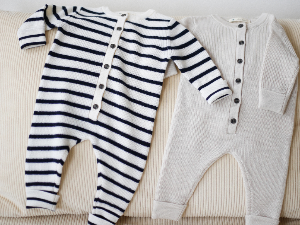 Babystramper in creme und offwhite marine gestreift