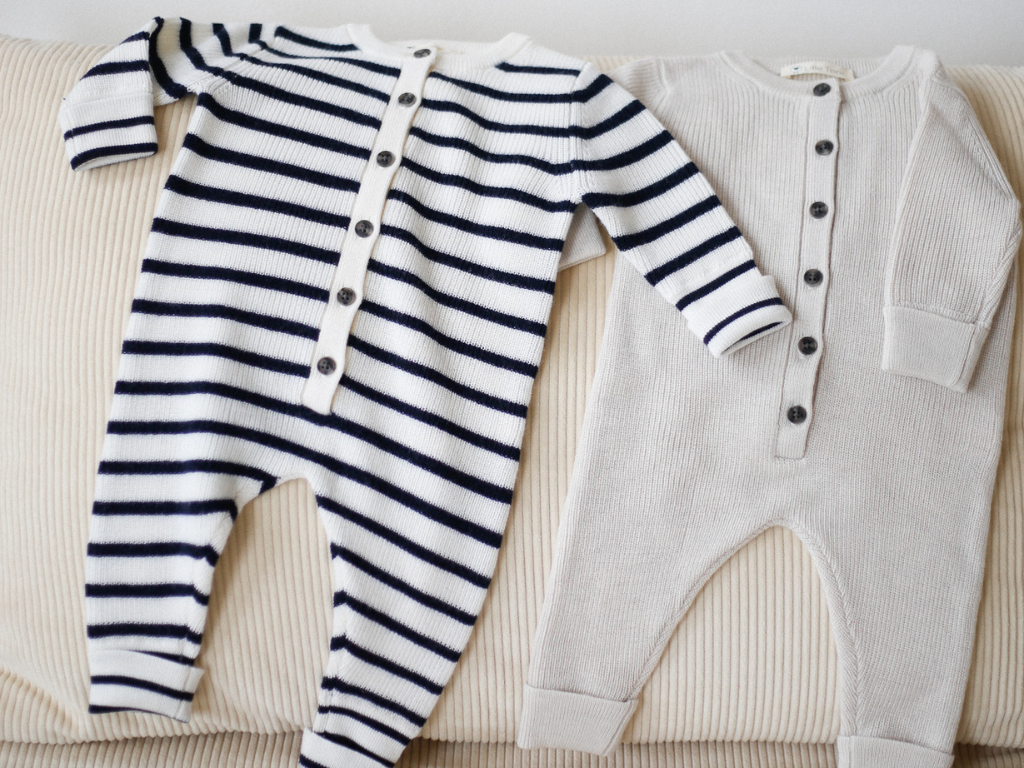 Strampler für Babys in creme und offwhite marine gestreift auf Sofalehne